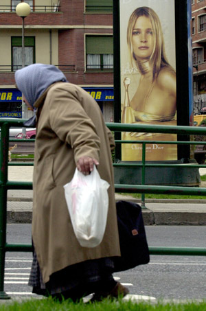 Una anciana indigente, por las calles de Bilbao. (Foto: Carlos Garc&iacute;a)